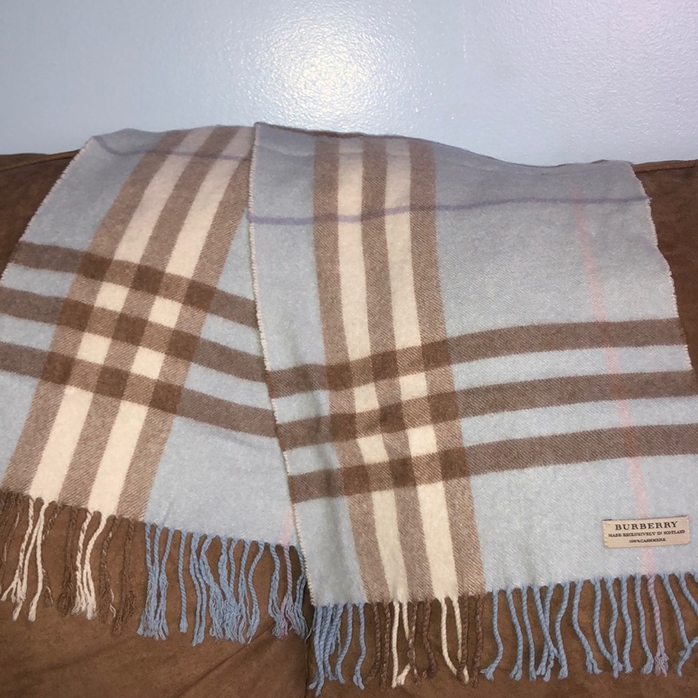 🧣Authentic BURBERRY light blue plaid scarf 🧣
